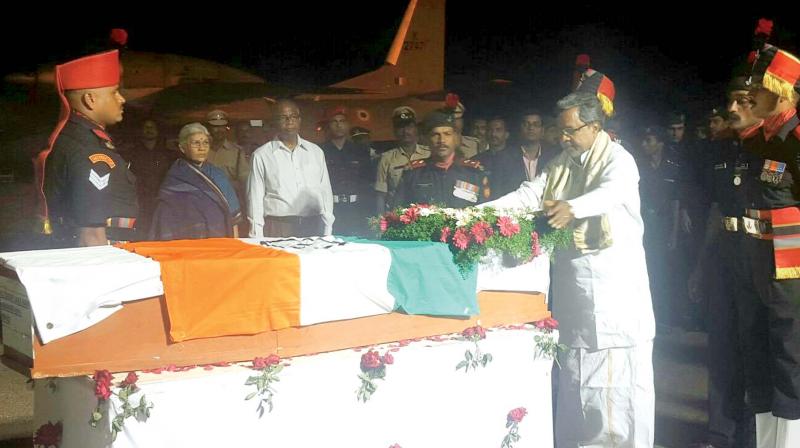 cremationoflancenaikhanumanthappatotakeplaceinkarnatakatoday